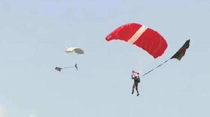 লাল-সবুজের আকাশজয়,প্যারাস্যুটিংয়ে গিনেস রেকর্ড গড়ল বাংলাদেশ